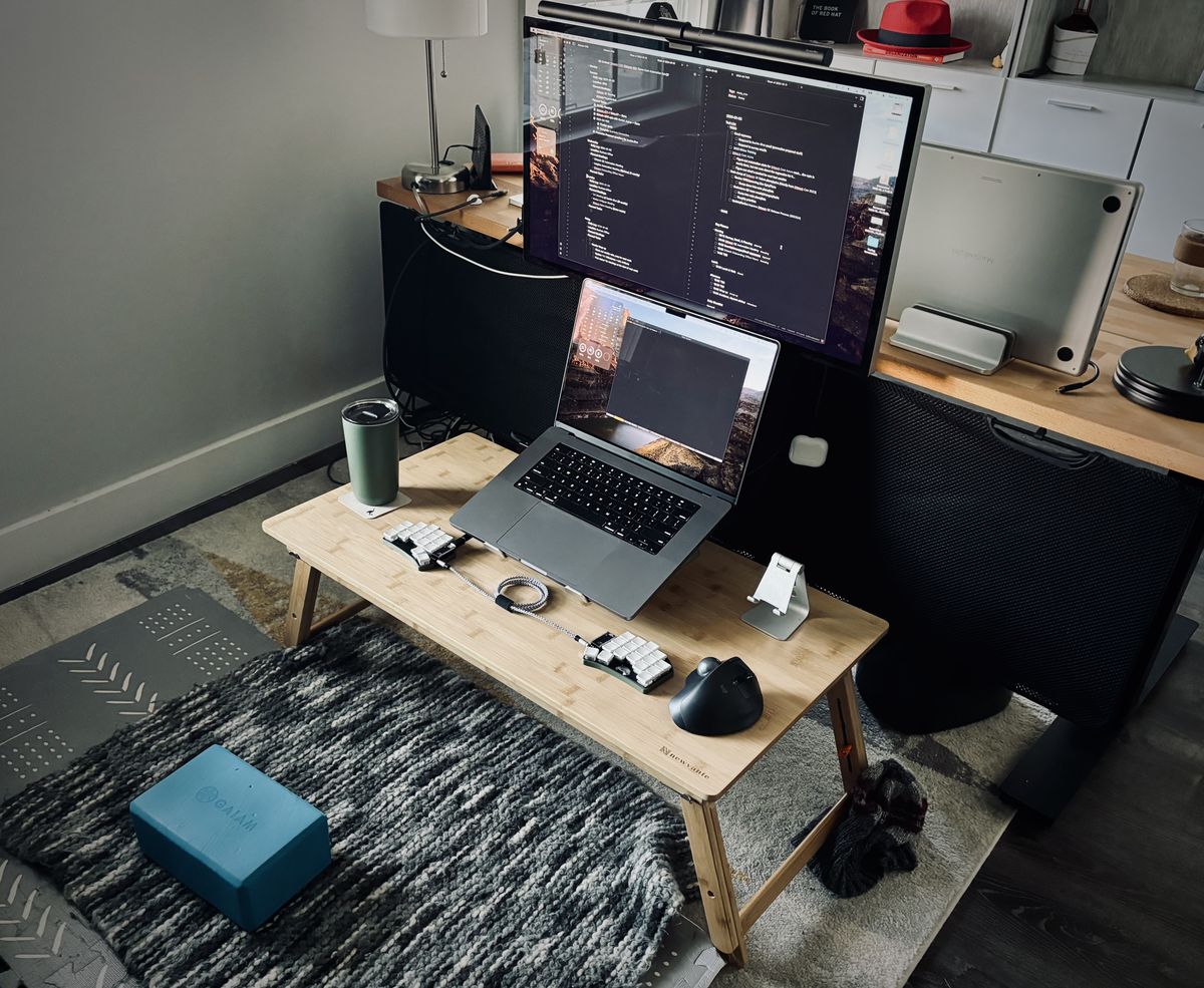 MBP on a floor desk, with an Apple Studio Display above it