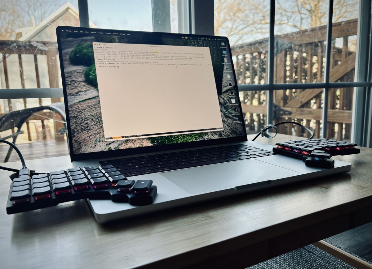 Voyager keyboard floating off the sides of a macbook palm rest